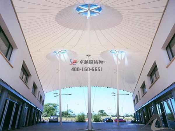 威海市膜結(jié)構(gòu)商場(chǎng)頂蓋【生產(chǎn)廠家】威海市步行街入口大門膜結(jié)構(gòu)遮陽棚公司
